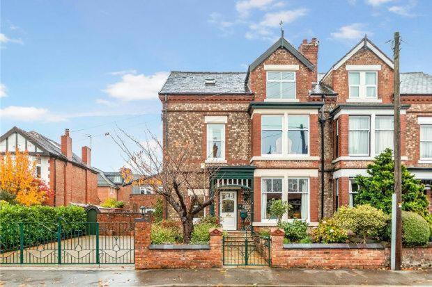 Queens One Urmston Экстерьер фото