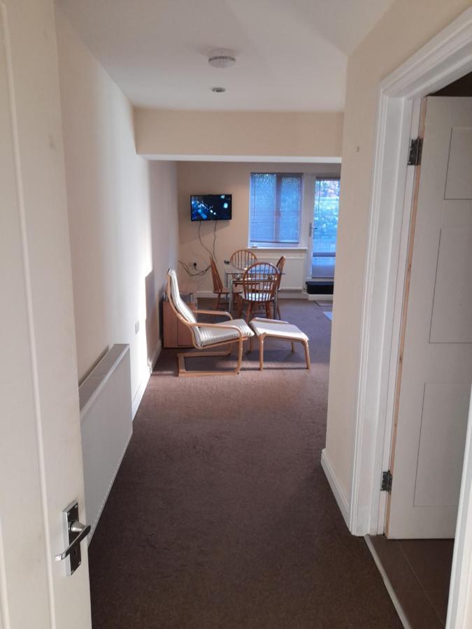 Queens One Urmston Экстерьер фото