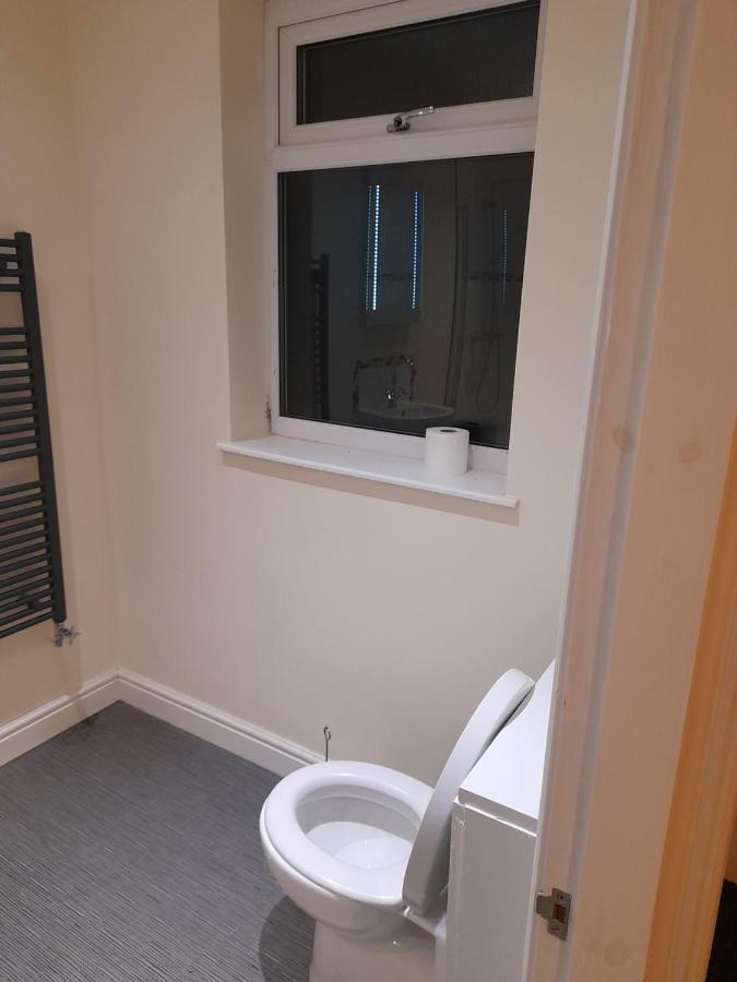 Queens One Urmston Экстерьер фото