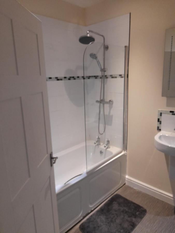 Queens One Urmston Экстерьер фото