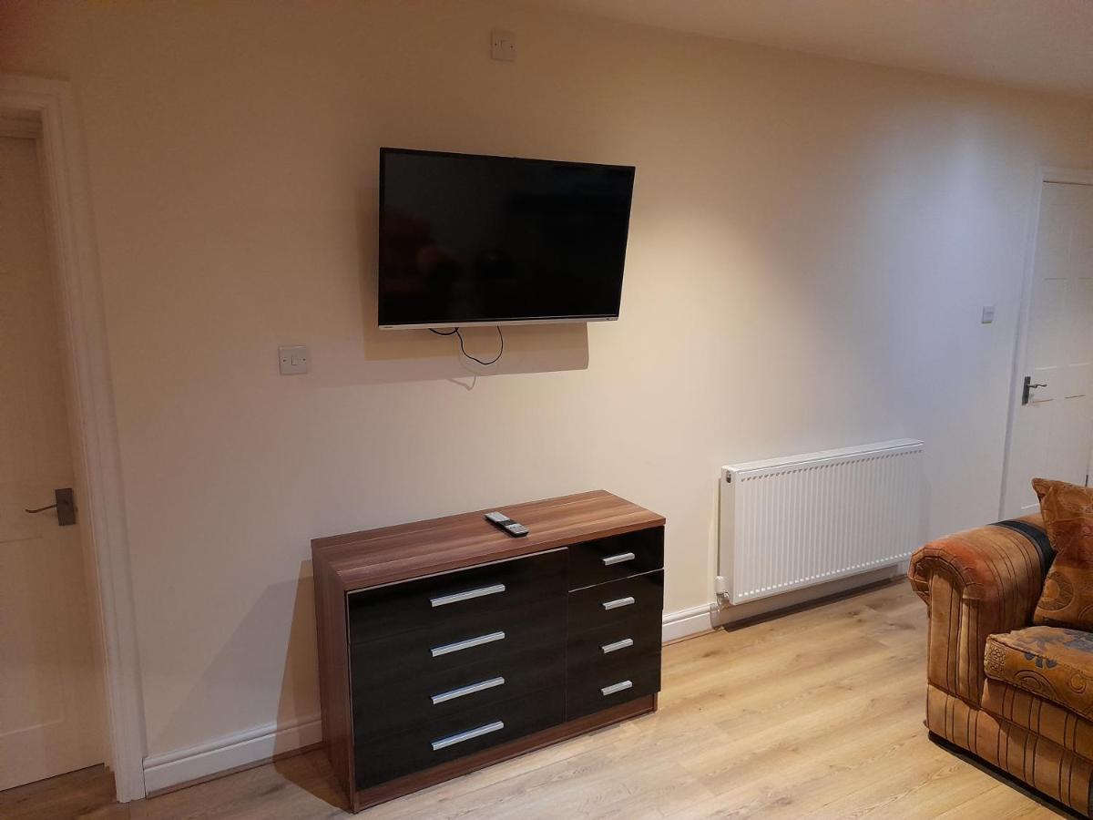 Queens One Urmston Экстерьер фото