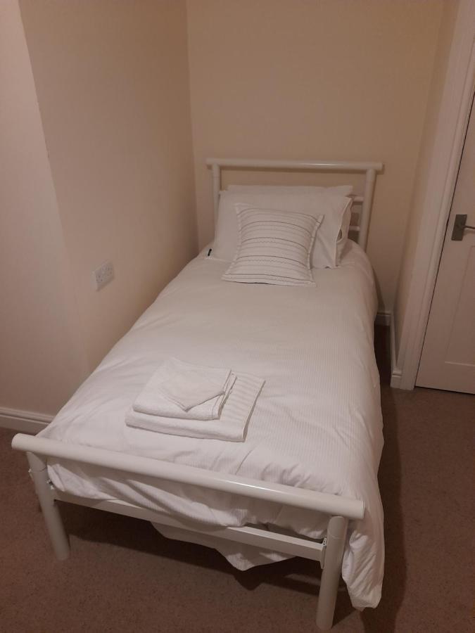 Queens One Urmston Экстерьер фото