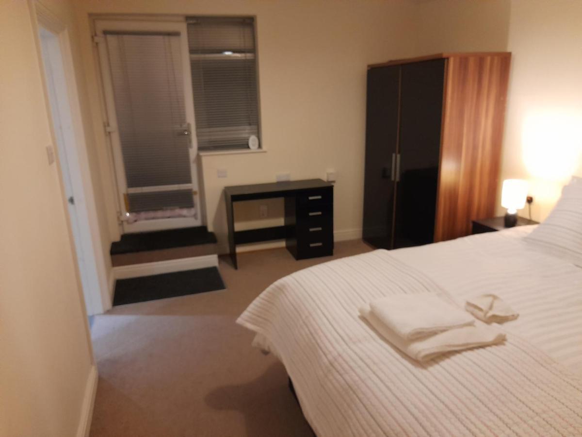Queens One Urmston Экстерьер фото