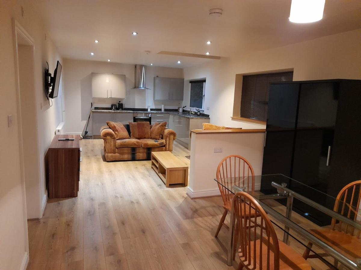Queens One Urmston Номер фото
